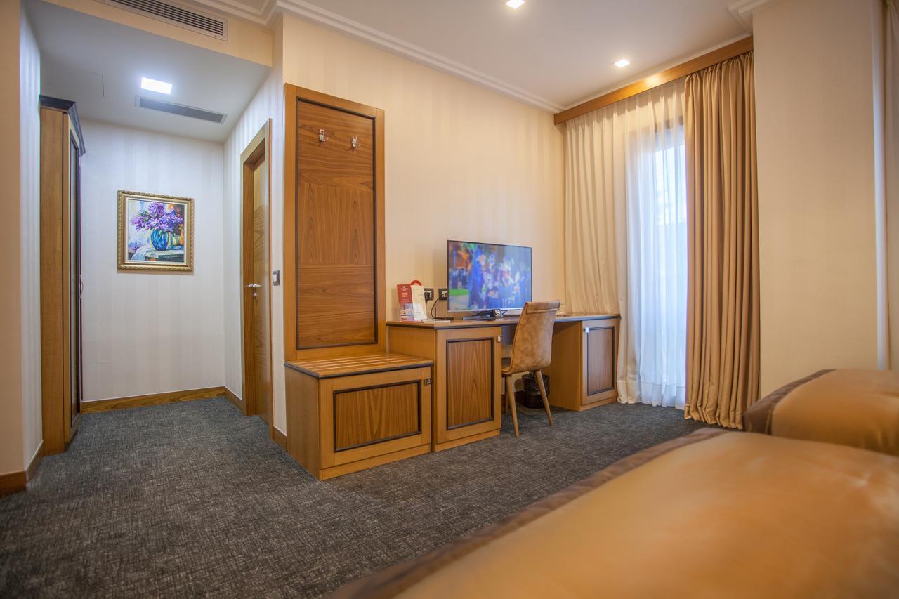 Hotel Colosseo Tirana Esterno foto