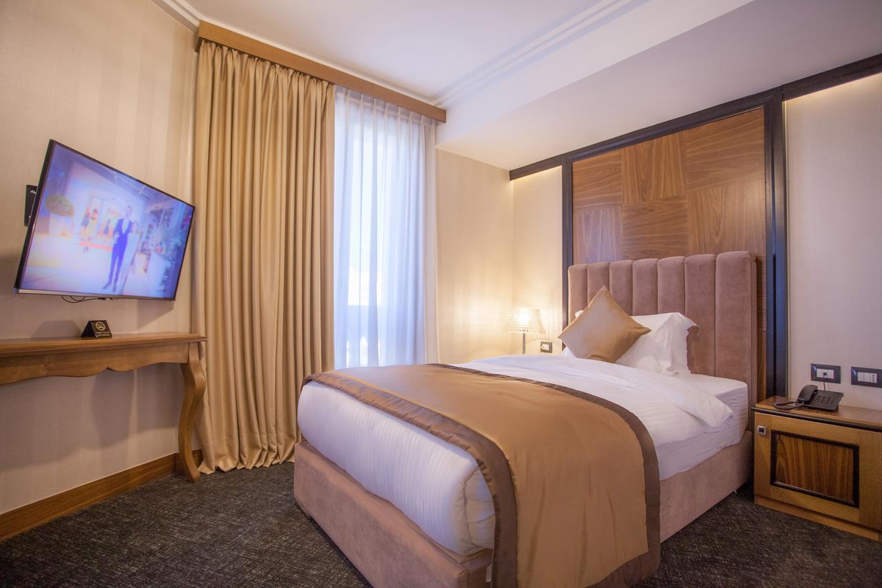 Hotel Colosseo Tirana Esterno foto